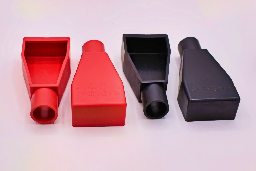 Cover for 1/0 to 2/0 gauge top post battery clamp